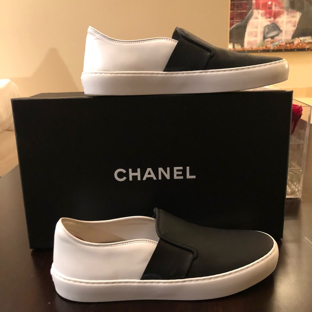 💯 authentic!! Chanel white/black sneakers